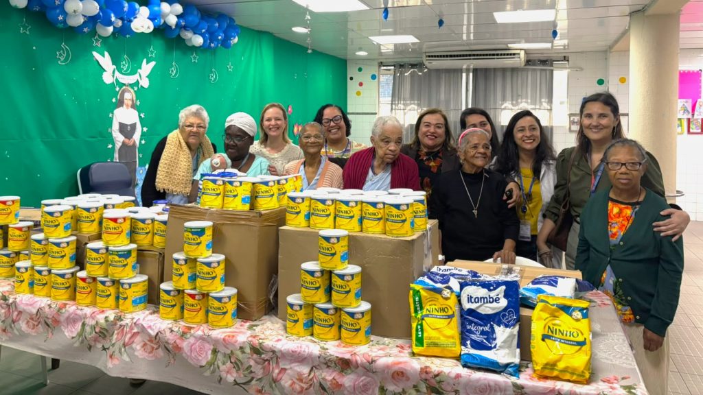 21/09/2026 - Doação de 200 latas de leite para as Obras Sociais Irmã Dulce