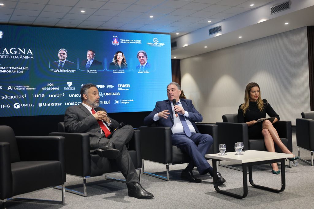 TJBA aproxima estudantes de Direito da prática do Judiciário