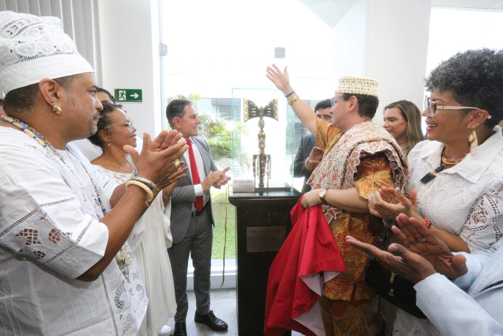 TJBA promove assentamento do Machado de Xangô no Fórum de Camaçari  