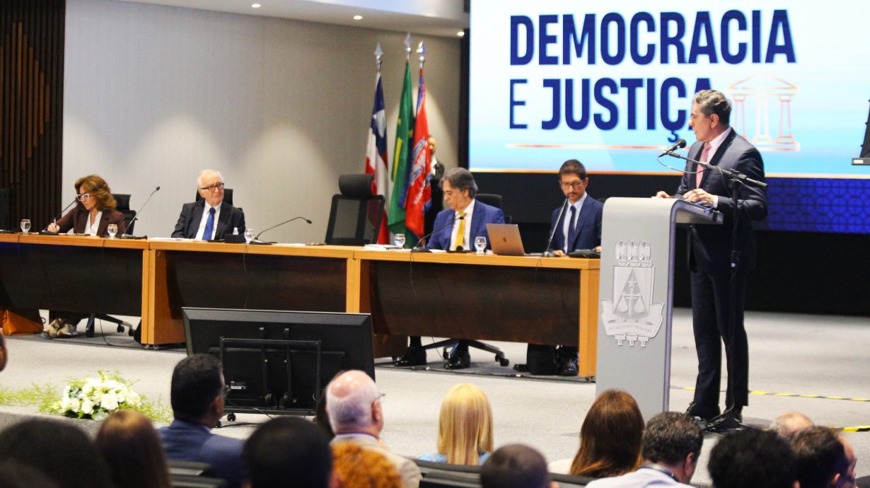 Jurista italiano Luigi Ferrajoli discute democracia, direitos fundamentais e desafios para o futuro no TJBA   