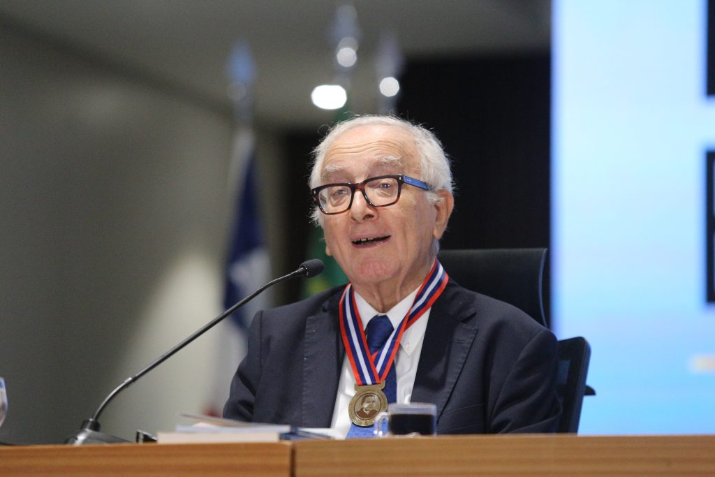 Jurista italiano Luigi Ferrajoli discute democracia, direitos fundamentais e desafios para o futuro no TJBA