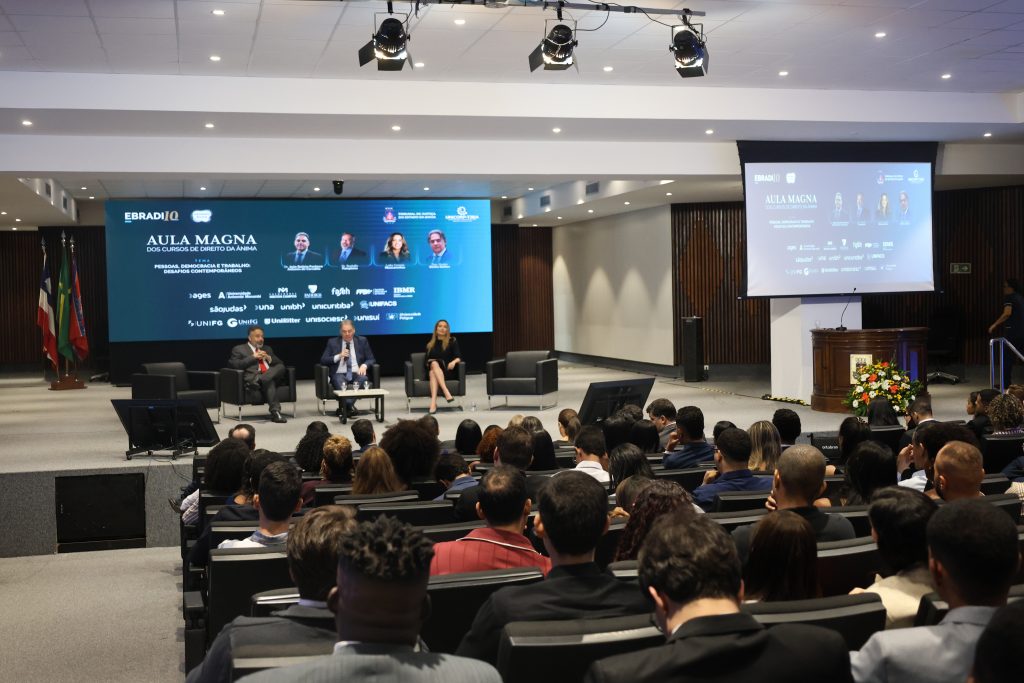 TJBA aproxima estudantes de Direito da prática do Judiciário