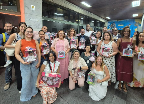 Desembargadora presidente do NJR2G participa da campanha de doação de bonecas para o projeto “Cadê minha boneca preta”