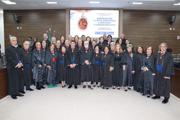 DESEMBARGADOR MARCELO SILVA BRITTO RECEBE MEDALHA DO MÉRITO JUDICIÁRIO